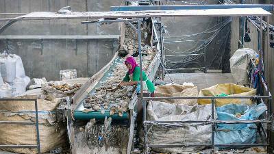 Pekerja tengah memisahkan botol plastik guna di olah menjadi benang di Kuta Baru, Pasar Kemis, Tangerang, Januari 2020/Tempo/Tony Hartawan