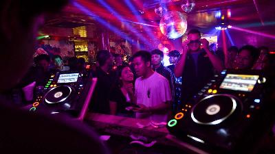Sejumlah remaja menikmati musik Disk Jockey (DJ) di Zodiac Resto and Bar, kawasan Senopati, Jakarta Selatan, 4 Agustus 2022.Tempo/ Febri Angga Palguna