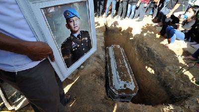 Suasana pemakaman kembali jenazah Brigadir Nofriansyah Yosua Hutabarat atau Brigadir J  setelah autopsi ulang di Sungai Bahar, Muarojambi, Jambi, 27 Juli 2022. 
ANTARA/ Wahdi Septiawan