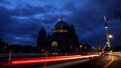 Suasana gedung-gedung kota Berlin, Jerman, yang mengurangi menyalakan lampu untuk menghemat listrik terkait krisis energi yang terjadi di Jerman, 5 Agustus 2022. REUTERS/Lisi Niesner