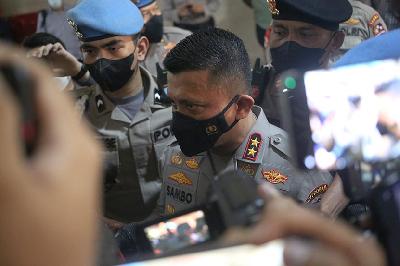 Irjen Pol Ferdy Sambo tiba untuk menjalani pemeriksaan di Bareskrim Polri, Jakarta, Kamis, 4 Agustus 2022. TEMPO / Hilman Fathurrahman W