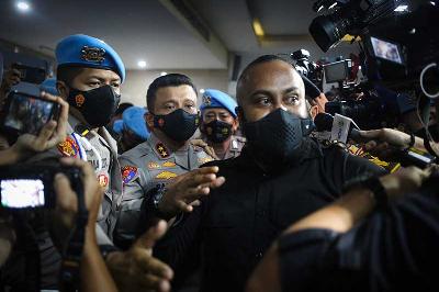 Kadiv Propam nonaktif, Irjen Pol Ferdy Sambo (tengah) setelah menjalani pemeriksaan di Bareskrim Mabes Polri, Jakarta, 4 Agustus 2022. Tempo/Hilman Fathurrahman W