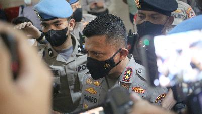Chief of the Profession and Security Division Insp. Gen. Ferdy Sambo arrives to undergo an examination at the National Police Criminal Investigation Department, Jakarta, August 4.
TEMPO/Hilman Fathurrahman W
