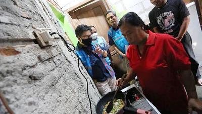 One of the recipients of the induction cookers in Solo, Central Java, July 21.
ANTARA/HO-PLN
