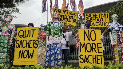 Environmental activists who are members of the Zero Waste Indonesia Alliance hold a protest against sachet plastic packaging in front of Unilever Indonesia’s office in the BSD area, Tangerang, Banten, June 15.
ANTARA FOTO/Fauzan

