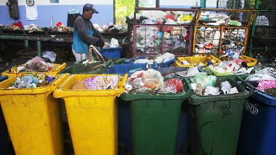 A man sorts plastic waste at the Jambangan Recycling Center, Surabaya, East Java, March 17.
ANTARA FOTO/Patrik Cahyo Lumintu

