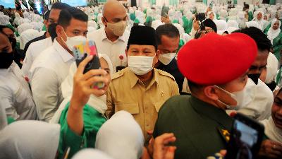 Defense Minister Prabowo Subianto at the opening the XVI Fatayat Nahdlatul Ulama Congress at Jakabaring Sport City Palembang, South Sumatra, July 15.
ANTARA FOTO/Feny Selly
