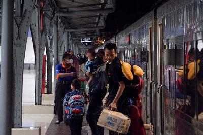 Puncak arus balik pemudik yang menggunakan kereta api di Stasiun Pasar Senen, Jakarta, 8 Mei 2022. Dok Tempo/Magang/Faisal Ramadhan