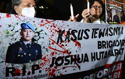 Aksi 1.000 lilin atas tragedi meninggalnya Brigadir Nofriansyah Yosua Hutabarat di Bundaran HI, Jakarta Pusat, 22 Juli 2022.  TEMPO/ Febri Angga Palguna