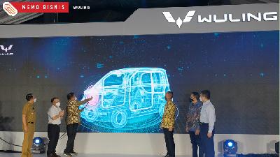 Peresmian produksi perdana kendaraan listrik pertama Wuling di Indonesia ditandai dengan pengisian daya Air ev secara simbolis di Admin Plaza Wuling Motors.