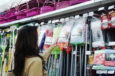 Ilustrasi seorang wanita membeli alat kebersihan produksi PT Klinko Karya Imaji Tbk. Dok klinko.id