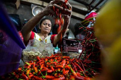 Penjualan cabai merah di lapaknya dipasar Kebayoran, Jakarta, 12 Juli 2022. Tempo/Tony Hartawan