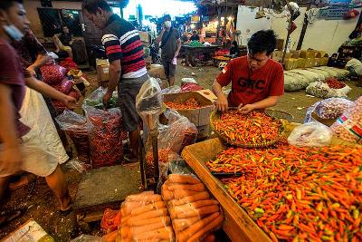 Aktivitas bongkar muat cabai di Pasar Induk Kramat Jati. Tempo/Tony Hartawan