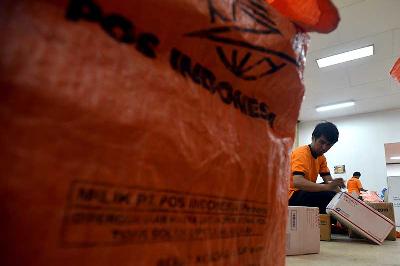 Petugas PT Pos Indonesia mengemas paket yang akan didistribusikan di Kantor Pos Pusat, Jakarta. TEMPO/Tony Hartawan