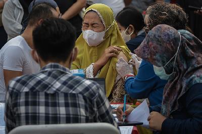 Tenaga Kesehatan menyuntikkan vaksin Covid-19 kepada warga saat pelaksanaan Hari Bebas Kendaraan Bermotor di kawasan Bundaran HI, Jakarta, 31 Juli 2022.  TEMPO/M Taufan Rengganis