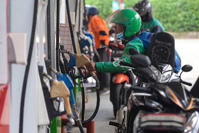 Pengendara mengisi bahan bakar di SPBU Kuningan, Jakarta, 2 Agustus 2022. Tempo/Tony Hartawan