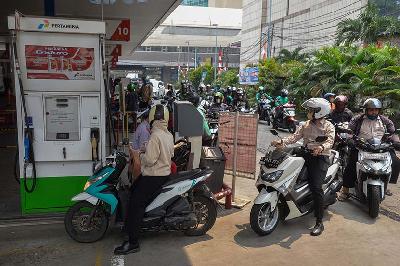 Pengendara antre untuk mengisi bahan bakar di SPBU kawasan Kuningan, Jakarta, 2 Agustus 2022. TEMPO/Tony Hartawan