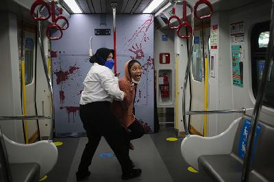 Aktor berakting sebagai zombie dalam wahana "Train to Apocalypse" di Stasiun LRT, Jakarta, 12 Agustus 2022. TEMPO/ Hilman Fathurrahman W