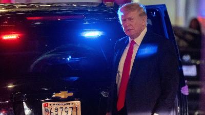 Donald Trump tiba di Trump Tower sehari setelah FBI menggeledah rumahnya di Florida, New York 9 Agustus 2022. REUTERS/David 'Dee' Delgado 