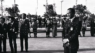 Gubernur Daerah Khusus Ibu Kota Jakarta Ali Sadikin menyambut tamu negara dalam pembukaan Taman Mini Indonesia Indah (TMII) di Jakarta, 1975. Dok. TEMPO/Mansur Amin