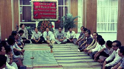 Gubernur DKI Jakarta Ali Sadikin bersama Eric Samola, Goenawan Mohamad, dan Fikri Jufri dalam acara peresmian kantor TEMPO, di Jakarta, 1977. Dok. TEMPO/ Ed Zoelverdi