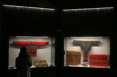 Pengunjung melihat koleksi kain dalam pameran "Aku dan Kain: The Age of Diversity" yang digelar perancang busana Asha Smara Darra di Museum Nasional, Jakarta, 13 Agustus 2022. TEMPO/ Hilman Fathurrahman W
