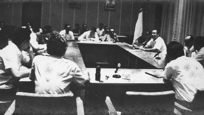 Ali Sadikin saat melakukan pertemua bulanan dengan anggota Dewan Kesenian Jakarta, sekitar 1960-an akhir atau 1970-an. Arsip Dewan Kesenian Jakarta