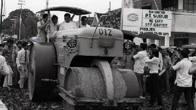Gubernur DKI Jakarta Ali Sadikin (kedua kanan) naik mesin giling saat meresmikan pelebaran Jalan Gunung Sahari di Jakarta, 1973. Dok. TEMPO/D.S.Karma