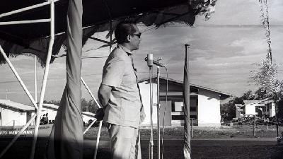 Gubernur DKI Jakarta Ali Sadikin memberikan sambutan saat peresmian pembangunan komplek perumahan di Cipinang, Jakarta, 1973. Dok. TEMPO/Mansur Amin