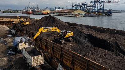 Aktifitas bongkar muat batubara di pelabuhan Tanjung Priok, Jakarta, 4 Agustus 2022. TEMPO/Tony Hartawan