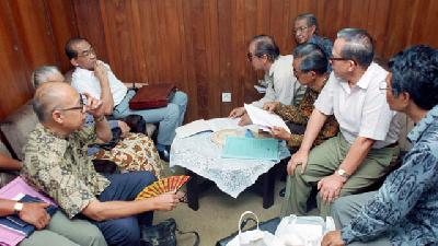 Anggota Kelompok Petisi 50 diantaranya: Ali Sadikin, Hoegeng Iman Santoso, Slamet Bratanata, Aziz Saleh, dan rekan di Gedung MPR/ DPR RI, Jakarta, 1991. [Dok. TEMPO/ Rully Kesuma]