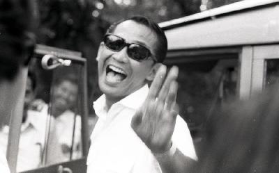 Gubernur Daerah Khusus Ibukota Jakarta Ali Sadikin  menyapa warga di Pasar Minggu, Jakarta, 1973. [Dok. TEMPO/Ed Zoelverdi]