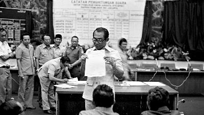 Ali Sadikin memperlihatkan kertas kepada panitia Pemilu DKI Jakarta di acara peresmian hasil pemungutan suara Pemilu 1977 DKI Jakarta, 3 Juni 1977/Dok. TEMPO/ Ed Zulverdi.
