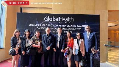 Perwakilan dari Rumah Sakit Premier Jatinegara berpose bersama usai meraih penghargaan dari Global Health Asia-Pacific Award 2022.
