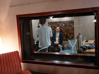 Gitaris Reuben Nathaniel (kanan) dan vokalis Mikha Angelo dalam bilik rekaman studio pribadi TheOvertunes. Dokumentasi pribadi Farhan Widianto