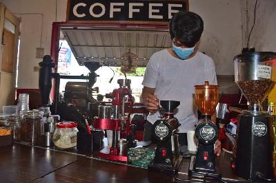Barista menyiapkan kopi untuk pengunjung di kedai kopi Klodjen Djaja, Malang, Jawa Timur.  TEMPO/Aris Novia Hidayat
