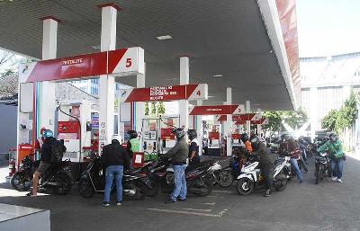 Pengendara sepeda motor antre mengisi BBM Pertalite di SPBU Pertamina Jalan RE Martadinata, Bandung, Jawa Barat, 29 Juni 2022. TEMPO/Prima Mulia