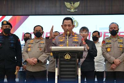 Kapolri Jenderal Listyo Sigit Prabowo (tengah) dan jajarannya memberikan keterangan terkait penetapan Ferdy Sambo sebagai tersangka di Gedung rupatama Mabes Polri, Jakarta, 9 Agustus 2022. Tempo/Febri Angga Palguna