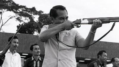 Jakarta Governor Ali Sadikin takes part in a shooting practice in Jakarta, 1972.
TEMPO/Herry Komar/File Photo
