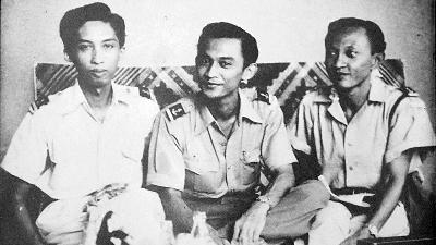 Ali Sadikin (center) during his youth, wearing an Indonesian Navy uniform.
TEMPO/M Taufan Rengganis/Photo Reproduction
