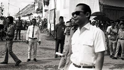 Jakarta Governor Ali Sadikin during the opening ceremony of the residential area improvement project, or the Muhammad Husni Thamrin (MHT) project, at Kampung Angke, Jakarta, 1973.
TEMPO/D.S Karma/File Photo
