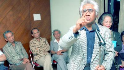 Adnan Buyung Nasution delivers a speech during the LBH thanksgiving event while (L-R) Mochtar Lubis, Ali Sadikin and HR Dharsono are seen sitting in the background, Jakarta, 1992.
TEMPO/ Donny Metri/File Photo
