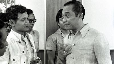Goenawan Mohamad (left) converses with Jakarta Governor Ali Sadikin during the inauguration of Tempo’s new building in Senen, Jakarta, 1977.
TEMPO/Ed Zoelverdi/File Photo
