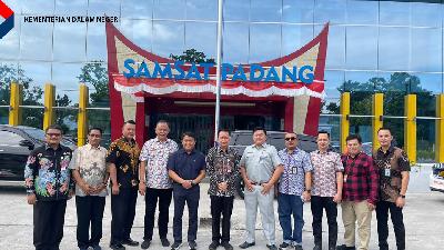 Kunjungan Direktur Jenderal Bina Keuangan Daerah Kemendagri, Agus Fatoni ke Sistem Administrasi Manunggal Satu Atap (Samsat) Pemerintah Sumatera Barat di Kota Padang, Sabtu 13 Agustus 2022.