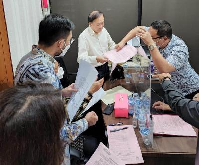 Pemeriksaan tersangka kasus dugaan tindak pidana korupsi PT Duta Palma, Surya Darmadi (tengah) di Kejaksaan Agung, Jakarta, 15 Agustus 2022. Dokumentasi Kejagung.