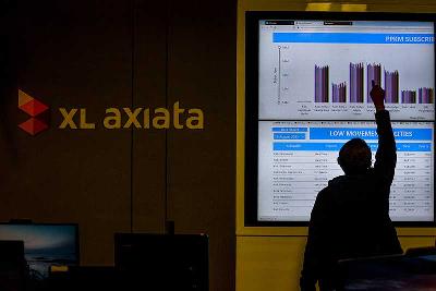 Petugas mengamati data mobilitas pengguna XL di XL Center, XL Axiata Tower, Jakarta, 18 Agustus 2021. Tempo/Tony Hartawan