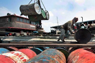 Buruh menurunkan drum berisi minyak kelapa sawit mentah di Pelabuhan Sunda Kelapa, Jakarta. Dok Tempo/Eko Siswono Toyudho