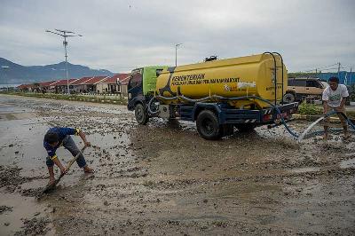 Petugas membersihkan sisa material yang terbawa banjir di Kelurahan Tondo, Palu, Sulawesi Tengah, 1 Agustus 2022. ANTARA/Basri Marzuki