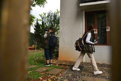 Tim penyelidikan dari Komnas HAM memeriksa bekas rumah dinas Ferdy Sambo di Duren tiga Komplek Polri, Jakarta, 15 Agustus 2022. Tempo/Febri Angga Palguna