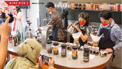 Para Barista Maxx Coffee membuat menu khusus dalam kampanye “Proudly Indonesian” untuk menyambut Hari Merdeka ke-77 Republik Indonesia, sekaligus 7 tahun, 10-31 Agustus 2022.